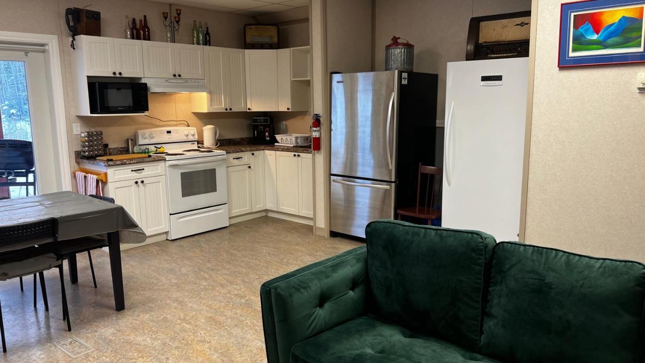 The Big Red Barn Apartment Уайтхорс Екстериор снимка