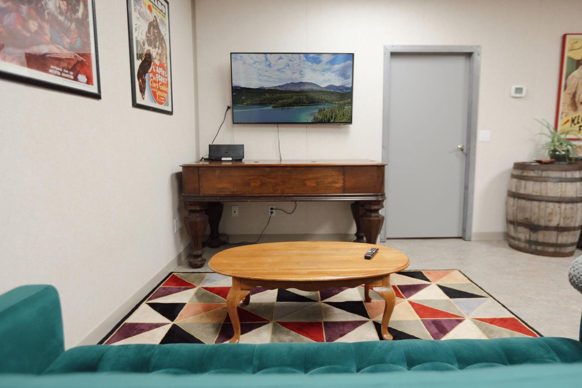 The Big Red Barn Apartment Уайтхорс Екстериор снимка